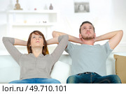 Couple leaning back on sofa. Стоковое фото, агентство Ingram Publishing / Фотобанк Лори