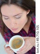 a young woman smells the coffee. Стоковое фото, агентство Ingram Publishing / Фотобанк Лори