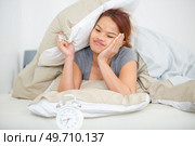 emotionally shattered woman in bed in morning after alarm. Стоковое фото, агентство Ingram Publishing / Фотобанк Лори