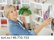 senior woman is holding clock. Стоковое фото, агентство Ingram Publishing / Фотобанк Лори