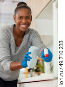 concentrated woman scrubbing the bar in kitchen. Стоковое фото, агентство Ingram Publishing / Фотобанк Лори