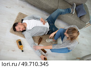 woman is taking care of drunken man. Стоковое фото, агентство Ingram Publishing / Фотобанк Лори