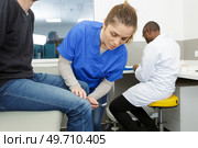 nurse using examining patient knee jerk reflex. Стоковое фото, агентство Ingram Publishing / Фотобанк Лори