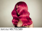 Beauty Fashion Model Girl with Colorful Dyed Hair. Girl with perfect Waves and Hairstyle. Model with perfect Healthy Dyed Hair. Red Hair. Стоковое фото, агентство Ingram Publishing / Фотобанк Лори