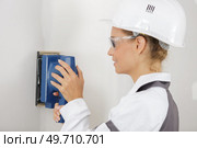 woman worker sanding wall. Стоковое фото, агентство Ingram Publishing / Фотобанк Лори