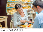 Couple eating in a restaurant. Стоковое фото, агентство Ingram Publishing / Фотобанк Лори