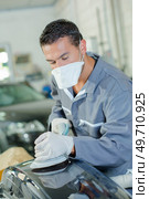 man is buffering a car. Стоковое фото, агентство Ingram Publishing / Фотобанк Лори