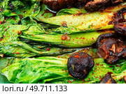 Baked Pak Choi with shitake mushrooms. Healthy food, food background.. Fried Pak Choi and chinese mushroom. Стоковое фото, агентство Ingram Publishing / Фотобанк Лори