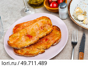 Sandwiches slices of bread smeared with olive oil and juice of fresh sweet and sour tomatoes. Стоковое фото, фотограф Яков Филимонов / Фотобанк Лори