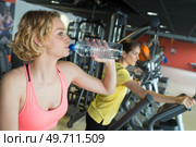 drinking enough water during the workout. Стоковое фото, агентство Ingram Publishing / Фотобанк Лори