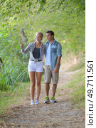 couple walking along country path. Стоковое фото, агентство Ingram Publishing / Фотобанк Лори