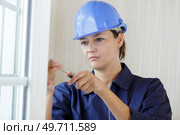 a female builder using scredriver. Стоковое фото, агентство Ingram Publishing / Фотобанк Лори