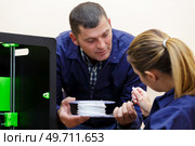 worker showing reel of fiber optic cable to colleague. Стоковое фото, агентство Ingram Publishing / Фотобанк Лори