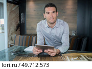 merchandiser in the tile store. Стоковое фото, агентство Ingram Publishing / Фотобанк Лори