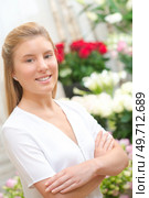 Lady with arms crossed stood in florists. Стоковое фото, агентство Ingram Publishing / Фотобанк Лори