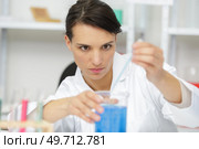 woman chemist making a mixture. Стоковое фото, агентство Ingram Publishing / Фотобанк Лори
