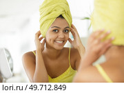 young woman looks at herself in the mirror. Стоковое фото, агентство Ingram Publishing / Фотобанк Лори
