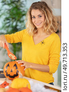 woman preparing pumpkin for halloween. Стоковое фото, агентство Ingram Publishing / Фотобанк Лори