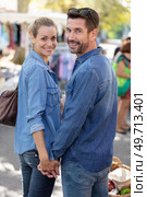 couple walking by flea market in late afternoon. Стоковое фото, агентство Ingram Publishing / Фотобанк Лори