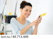 attractive woman tinkering in home workshop. Стоковое фото, агентство Ingram Publishing / Фотобанк Лори