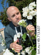 man enthusiastically sniffing the smell of flowers. Стоковое фото, агентство Ingram Publishing / Фотобанк Лори