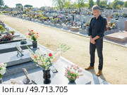 mourner in  a cemetary. Стоковое фото, агентство Ingram Publishing / Фотобанк Лори