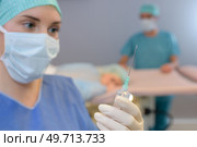 needle to be injected to the patient. Стоковое фото, агентство Ingram Publishing / Фотобанк Лори