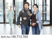 worried pregnant woman and husband at hospital lobby. Стоковое фото, агентство Ingram Publishing / Фотобанк Лори