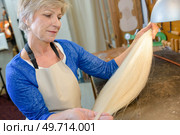 a luthier holding horse hair. Стоковое фото, агентство Ingram Publishing / Фотобанк Лори
