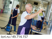 cleaning team mopping floor windows. Стоковое фото, агентство Ingram Publishing / Фотобанк Лори