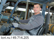 portrait of a man man driving a forklift. Стоковое фото, агентство Ingram Publishing / Фотобанк Лори