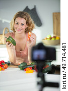 blogger is talking to the camera. Стоковое фото, агентство Ingram Publishing / Фотобанк Лори