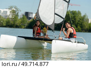 close up of couple on catamaran sailboat. Стоковое фото, агентство Ingram Publishing / Фотобанк Лори