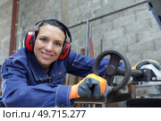 woman in workshop with noise cancelling headphones. Стоковое фото, агентство Ingram Publishing / Фотобанк Лори