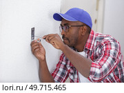 a man is screwing screws. Стоковое фото, агентство Ingram Publishing / Фотобанк Лори