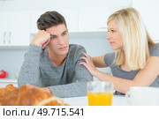 Woman consoling partner at breakfast table. Стоковое фото, агентство Ingram Publishing / Фотобанк Лори