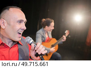 music duo singing and playing guitar at a venue. Стоковое фото, агентство Ingram Publishing / Фотобанк Лори