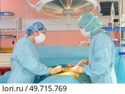 two surgeons working on patient. Стоковое фото, агентство Ingram Publishing / Фотобанк Лори