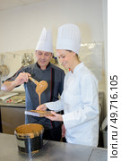 chefs preparing caramel sauce. Стоковое фото, агентство Ingram Publishing / Фотобанк Лори