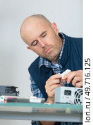 electronic parts assembler. Стоковое фото, агентство Ingram Publishing / Фотобанк Лори