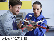 drone pilots dismantling a drone. Стоковое фото, агентство Ingram Publishing / Фотобанк Лори