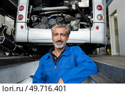 portrait of a happy garage specialist. Стоковое фото, агентство Ingram Publishing / Фотобанк Лори