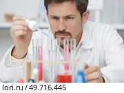 researcher working with a pipette in a biochemistry lab. Стоковое фото, агентство Ingram Publishing / Фотобанк Лори