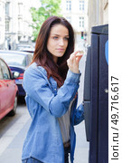 woman paying parking fee. Стоковое фото, агентство Ingram Publishing / Фотобанк Лори