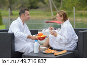 a couple having breakfast outdoors. Стоковое фото, агентство Ingram Publishing / Фотобанк Лори