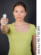 woman crushing packet of cigarettes. Стоковое фото, агентство Ingram Publishing / Фотобанк Лори