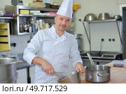 Portrait of chef using whisk. Стоковое фото, агентство Ingram Publishing / Фотобанк Лори