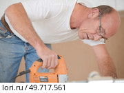 a artisan using a jigsaw. Стоковое фото, агентство Ingram Publishing / Фотобанк Лори