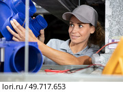 female electrician fixing ceiling wiring. Стоковое фото, агентство Ingram Publishing / Фотобанк Лори