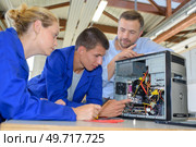 Students looking at internals of computer. Стоковое фото, агентство Ingram Publishing / Фотобанк Лори